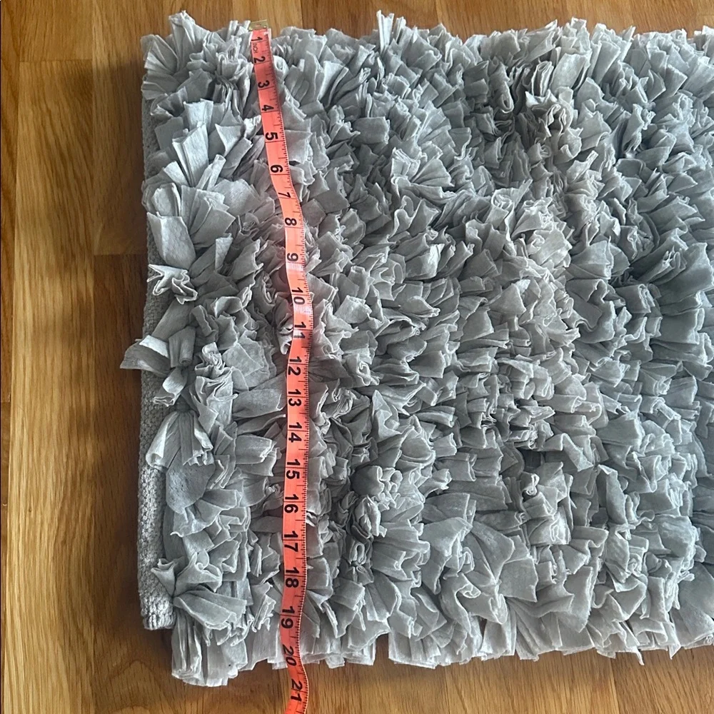 Bathroom rug in light grayish/taupe in color